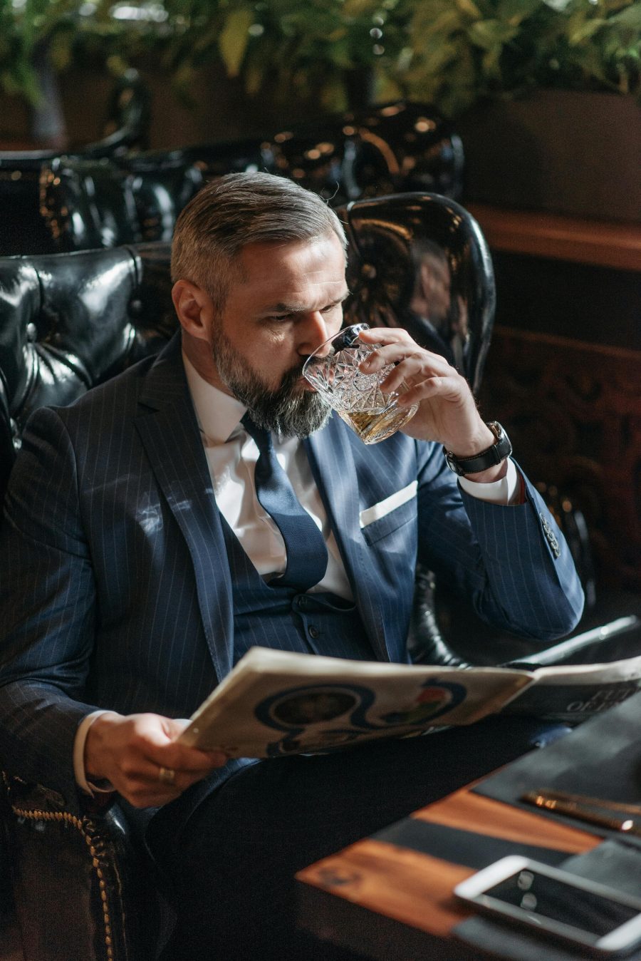 Hombre tomando Whisky